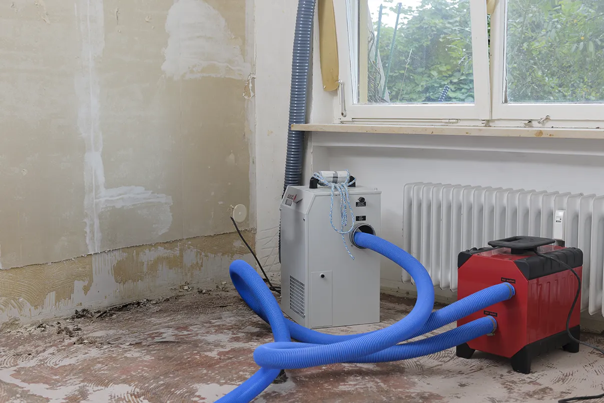 Trocknungsgeräte mit Luftschläuchen im Einsatz